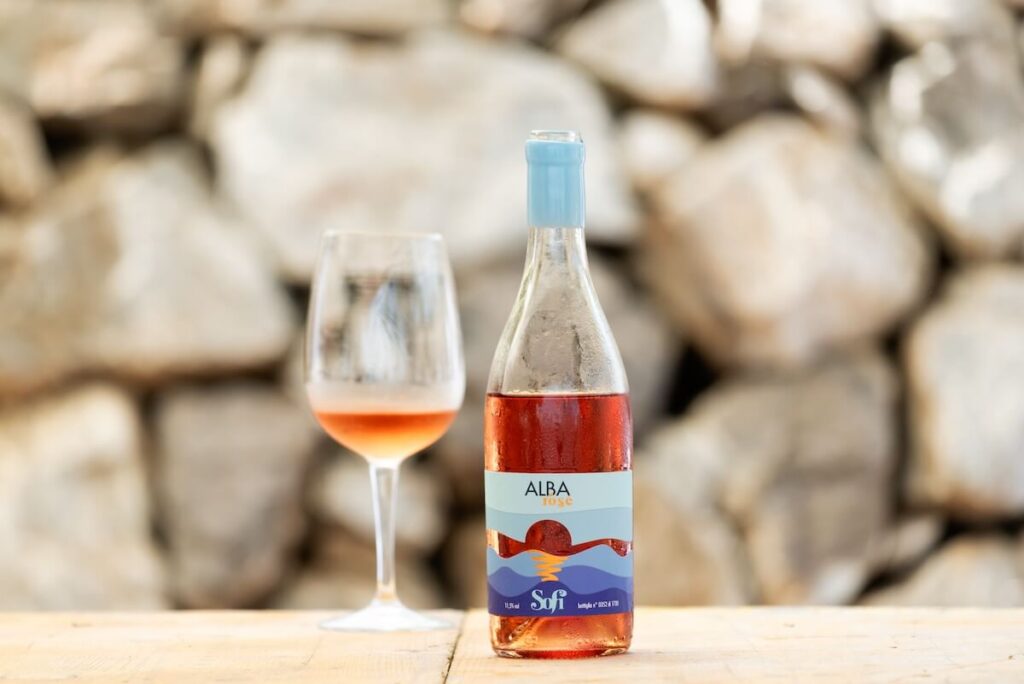 Alba Rosé 2024 Igt Terre Siciliane: rosado siciliano nacido en Faro Superiore a partir de viñas autóctonas. Nueva bodega y visión de Faro Doc.