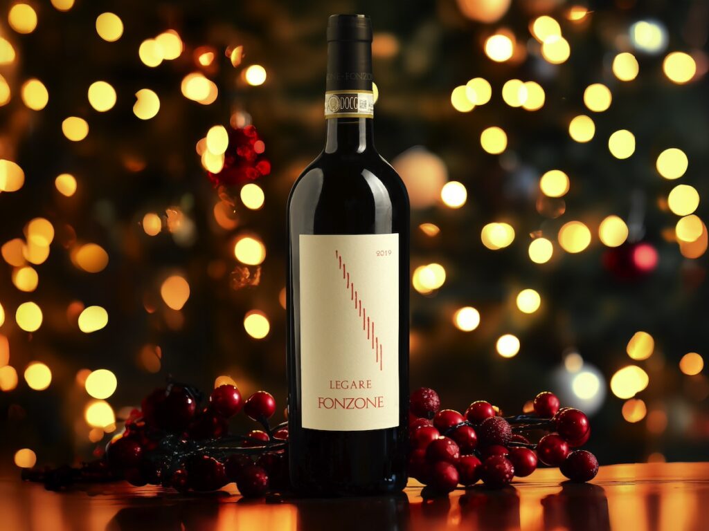 Fonzone célèbre Noël et le Nouvel An avec une sélection de vins conçus pour chaque occasion : un voyage à travers les saveurs et les traditions de l'Irpinia.