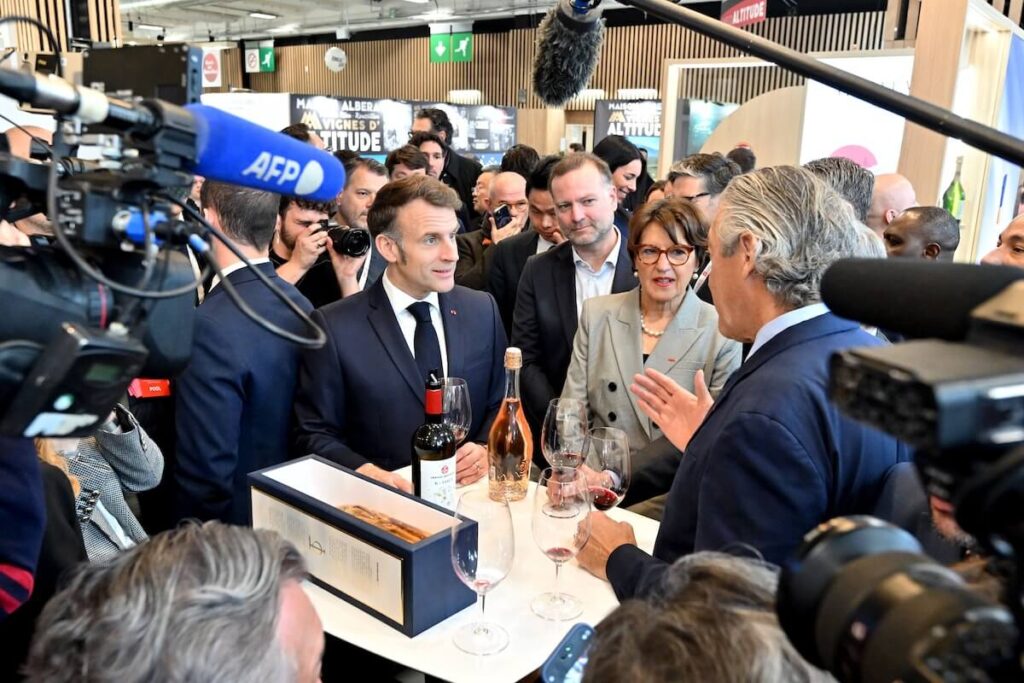 Wine Paris 2026 marque l'édition record : 63 541 visiteurs, 6 537 exposants, ouverture par Macron et rendez-vous 15-17 février 2027.