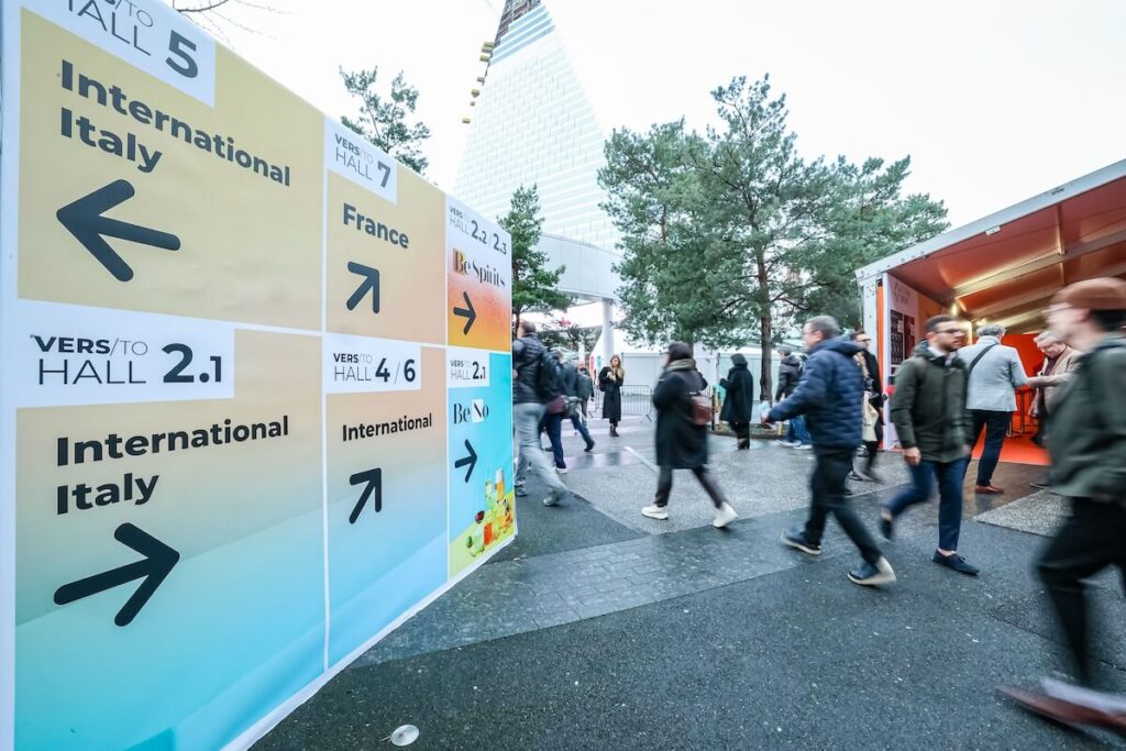 Wine Paris 2026 marque l'édition record : 63 541 visiteurs, 6 537 exposants, ouverture par Macron et rendez-vous 15-17 février 2027.