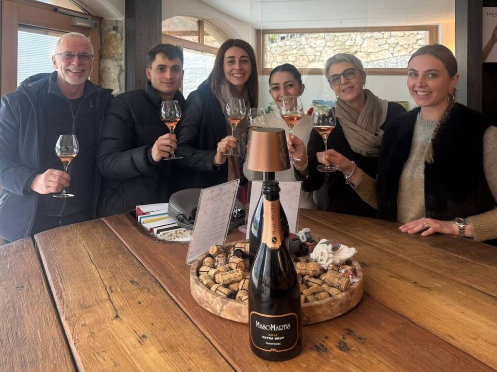 Maso Martis porte un toast aux Jeux Olympiques de Milan Cortina 2026 avec 50 Magnum « Madame Martis Dosaggio Zero 2011 » en édition limitée