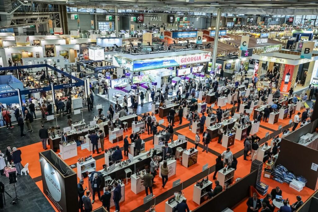 Wine Paris 2026 marque l'édition record : 63 541 visiteurs, 6 537 exposants, ouverture par Macron et rendez-vous 15-17 février 2027.