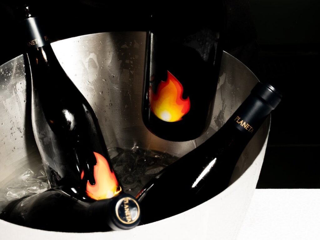 Edizione speciale dello Chardonnay Planeta per la 30ª vendemmia: arte, territorio e sostenibilità in un progetto firmato Claire Fontaine.