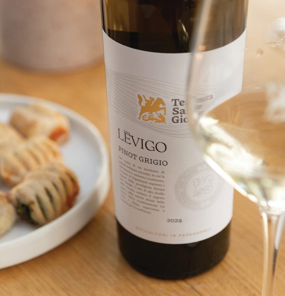 Lēvigo di Tenuta San Giorgio nasce sull’isola di Papadopoli: un Pinot Grigio fresco, minerale e versatile.