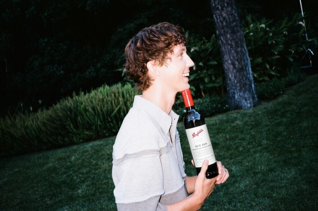 Penfolds nomme Troye Sivan comme partenaire créatif et dévoile l'édition limitée de Bin 389 à la Fashion Week de Paris