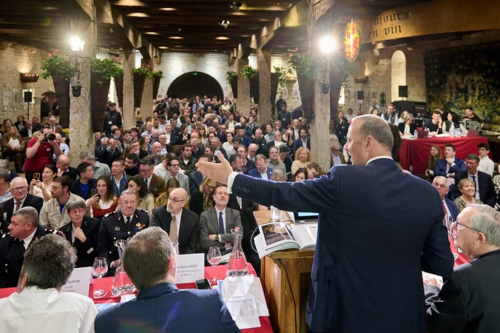 La vente aux enchères 2026 des Hospices de Nuits-Saint-Georges marque un nouveau record : 1,526 million d'euros récoltés (+91,7%).