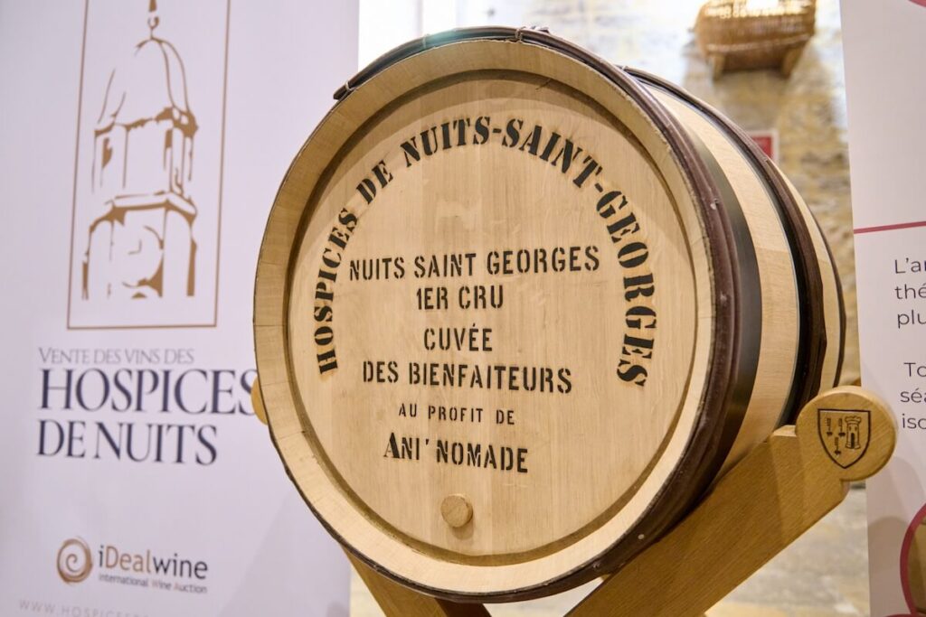 La vente aux enchères 2026 des Hospices de Nuits-Saint-Georges marque un nouveau record avec iDealwine : 1,526 million d'euros récoltés (+91,7%).