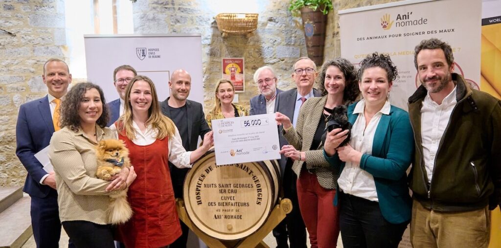La vente aux enchères 2026 des Hospices de Nuits-Saint-Georges marque un nouveau record avec iDealwine : 1,526 million d'euros récoltés (+91,7%).