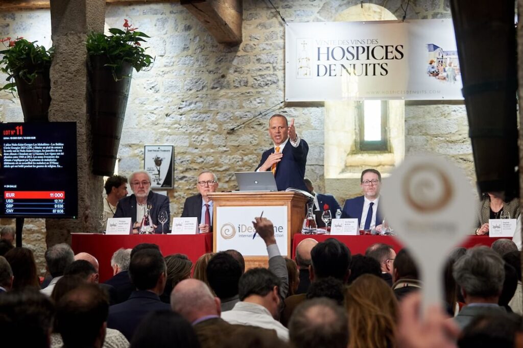 la vente aux enchères 2026 récolte plus de 1,5 million d'euros pour célébrer le dernier millésime signé Jean-Marc Moron