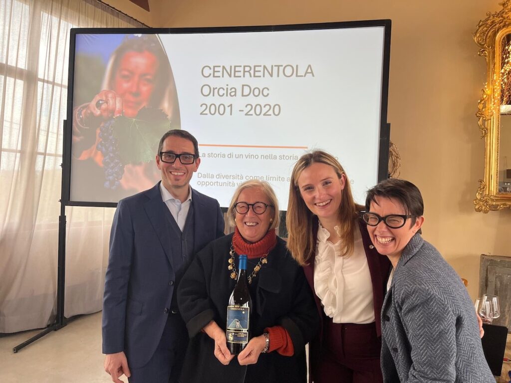 Aperçu de l'Orcia doc Cenerentola Riserva 2020 : dix millésimes de vin, de mode et de culture à la Fattoria del Colle.