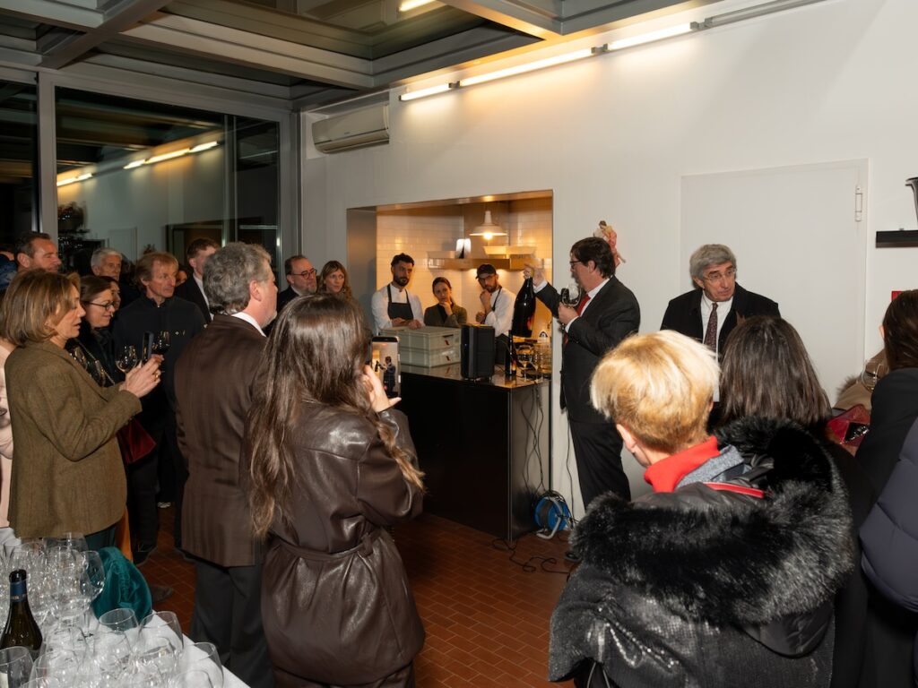 Édition spéciale de Planeta Chardonnay pour les 30èmes vendanges : art, territoire et durabilité dans un projet signé Claire Fontaine.