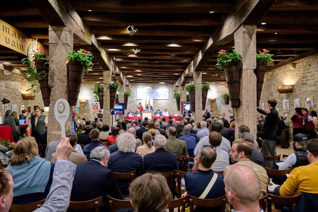 La venta de subastas 2026 de los Hospices de Nuits-Saint-Georges marca un nuevo récord con iDealwine: 1,526 millones de euros recaudados (+91,7%).