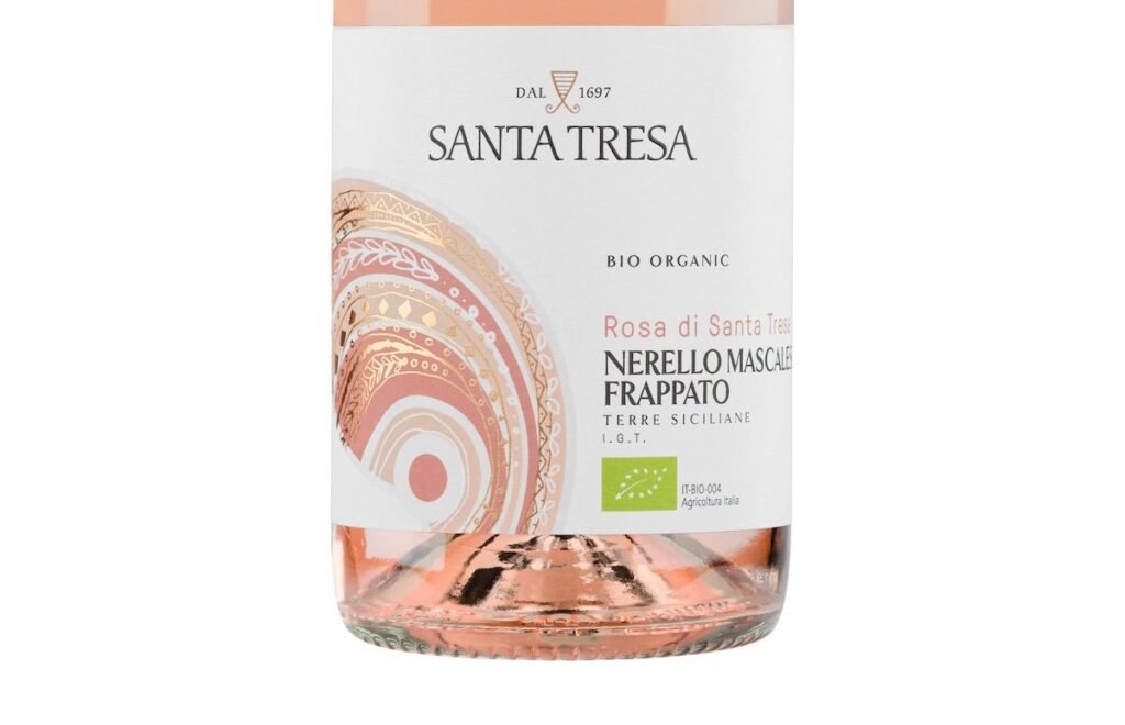 Il Rosa di Santa Tresa 2025 rinnova il blend con Nerello Mascalese e Frappato, offrendo un rosato biologico fresco, sapido ed elegante.
