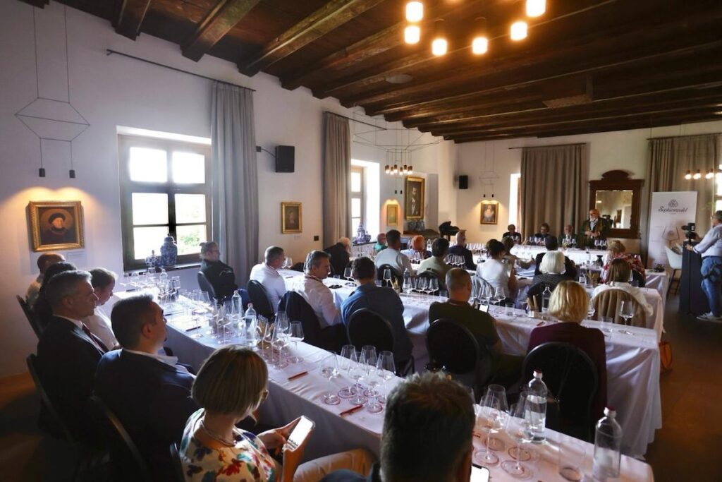 Vinaltum 2026 arriva a Castel Mareccio con degustazioni, masterclass e il Big Bottle Party nel cuore di Bolzano.