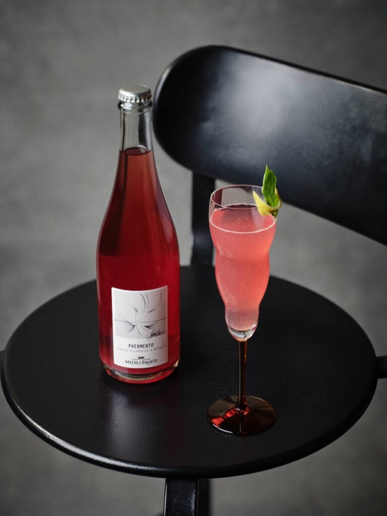Lambrusco au-delà de la table : Medici Ermete apporte le symbole de la convivialité émilienne sur les listes de cocktails.