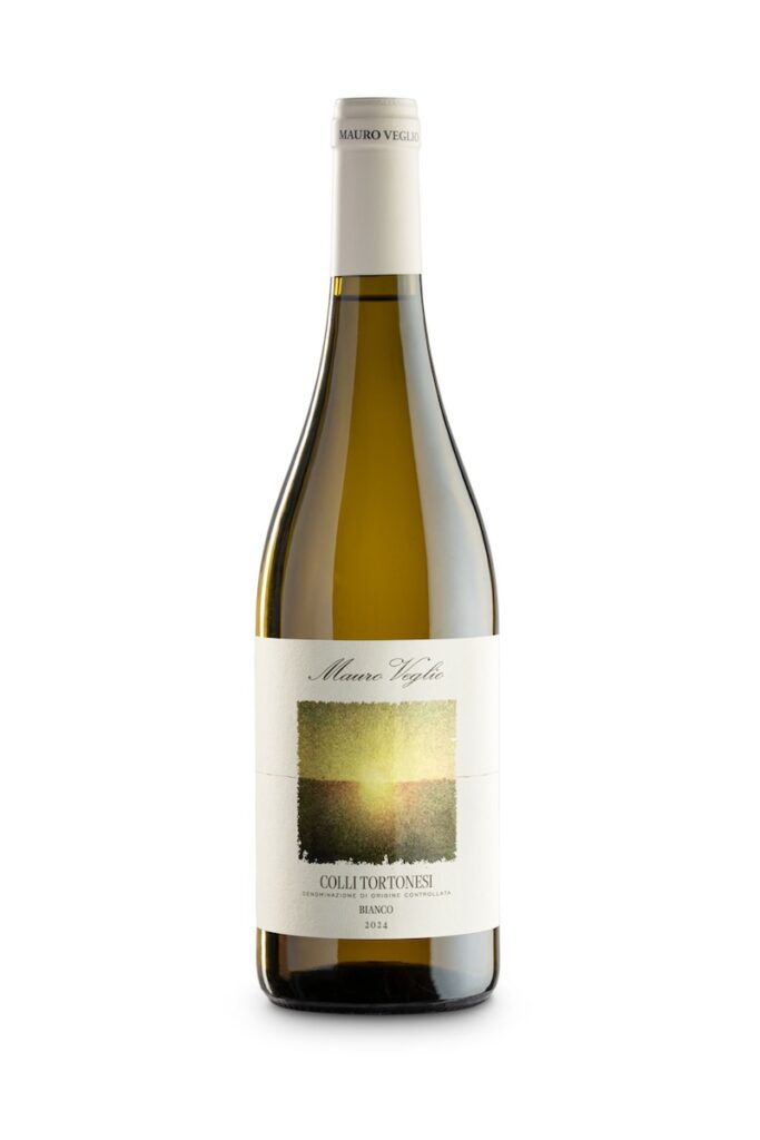 Mauro Veglio présente son premier vin blanc : un Timorasso dei Colli Tortonesi destiné au Derthona Doc. Un début attendu en 2026.