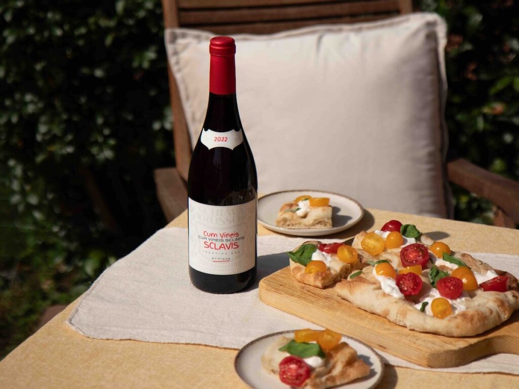 Cavit presenta a Vinitaly 2026 il nuovo Pinot Bianco e la Schiava Cum Vineis Sclavis, tra freschezza e identità trentina.