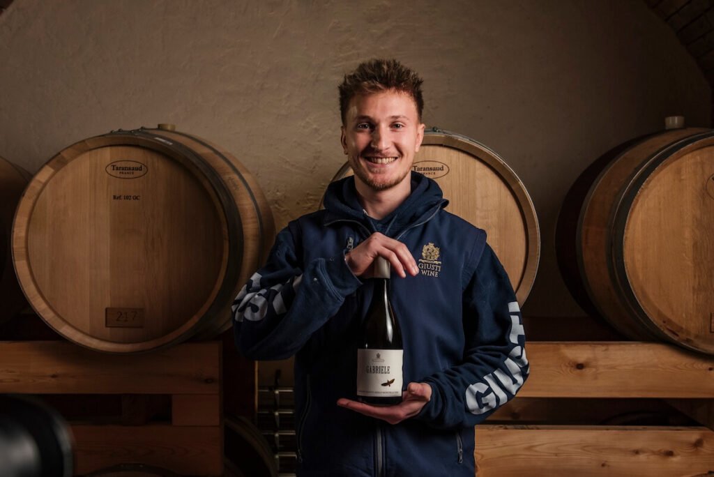 Giusti Wine présente Gabriele Manzoni Bianco Asolo Montello DOC : l'hommage à Montello et à la nouvelle génération de Gabriele Zanatta.
