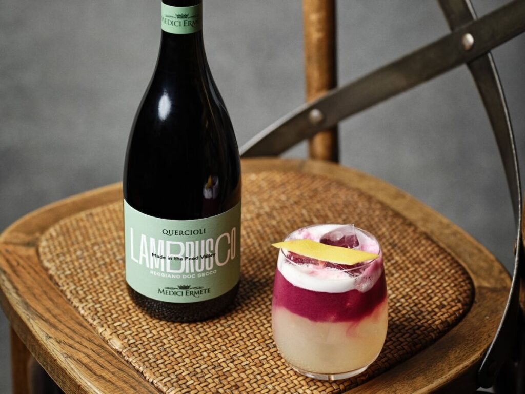 Lambrusco au-delà de la table : Medici Ermete apporte le symbole de la convivialité émilienne sur les listes de cocktails.