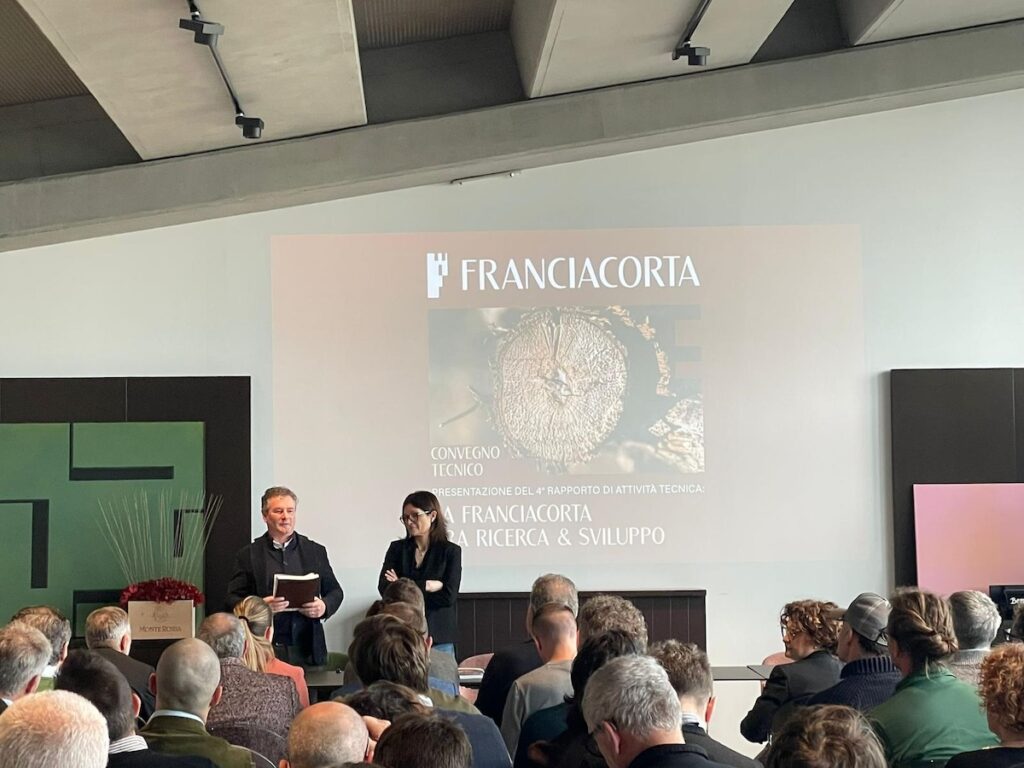 Le nouveau rapport R&D 2026 de Franciacorta analyse le millésime 2025, la recherche, la durabilité et les expériences de vinification.