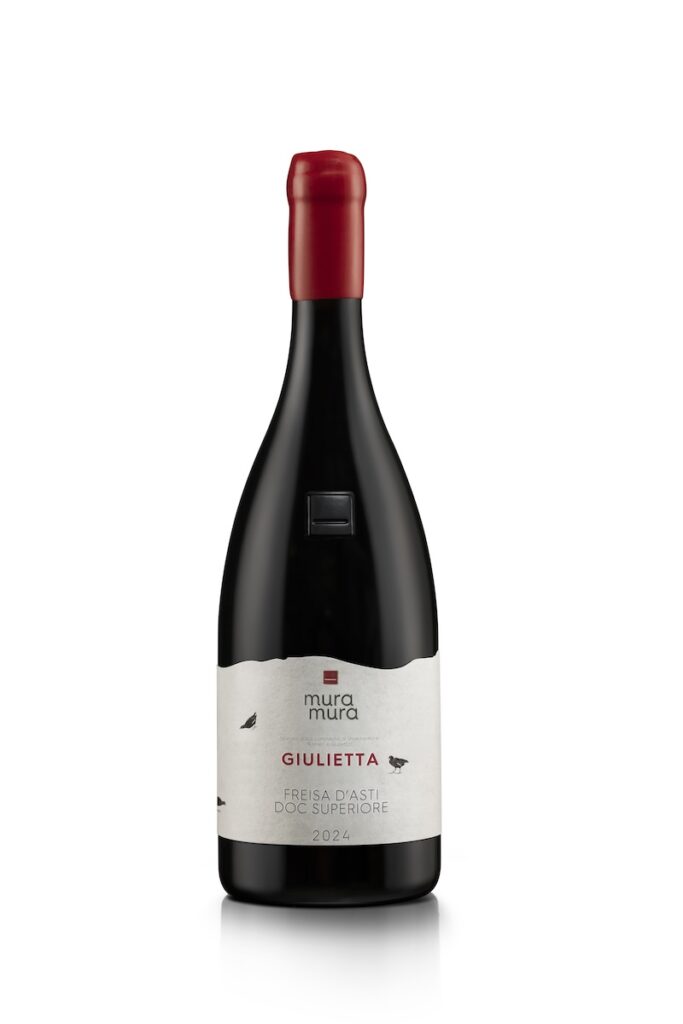 Mura Mura présente à Vinitaly 2026 les nouvelles étiquettes Giulietta et Orlando, deux vins qui racontent l'histoire du Piémont entre Monferrato et Langa.