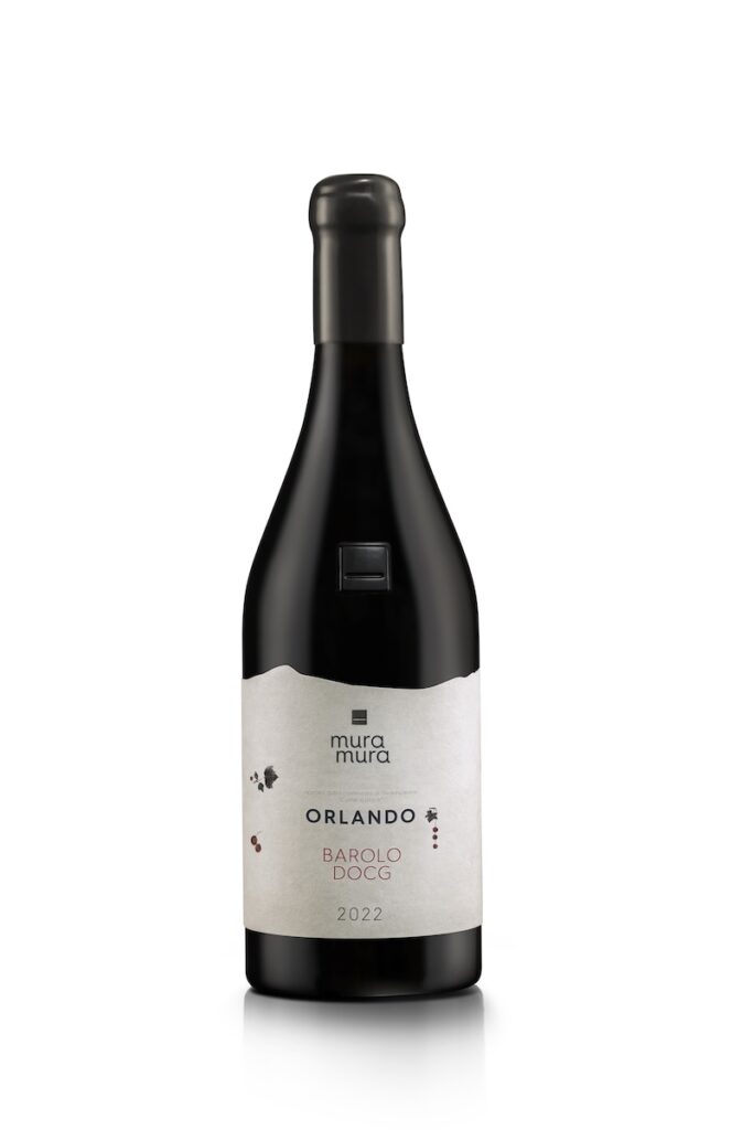 Mura Mura présente à Vinitaly 2026 les nouvelles étiquettes Giulietta et Orlando, deux vins qui racontent l'histoire du Piémont entre Monferrato et Langa.