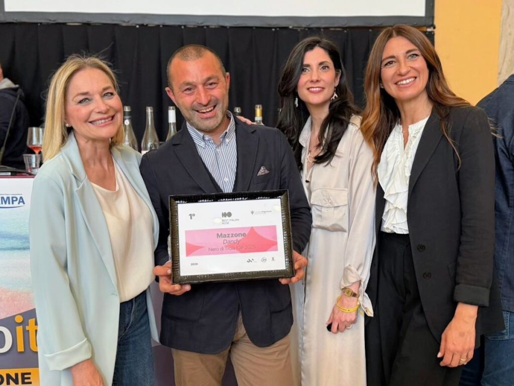 Le Dandy Nero di Troia Igp 2025 de Mazzone remporte le prix des 100 meilleurs rosés italiens 2026, valorisant les Pouilles et le cépage autochtone.