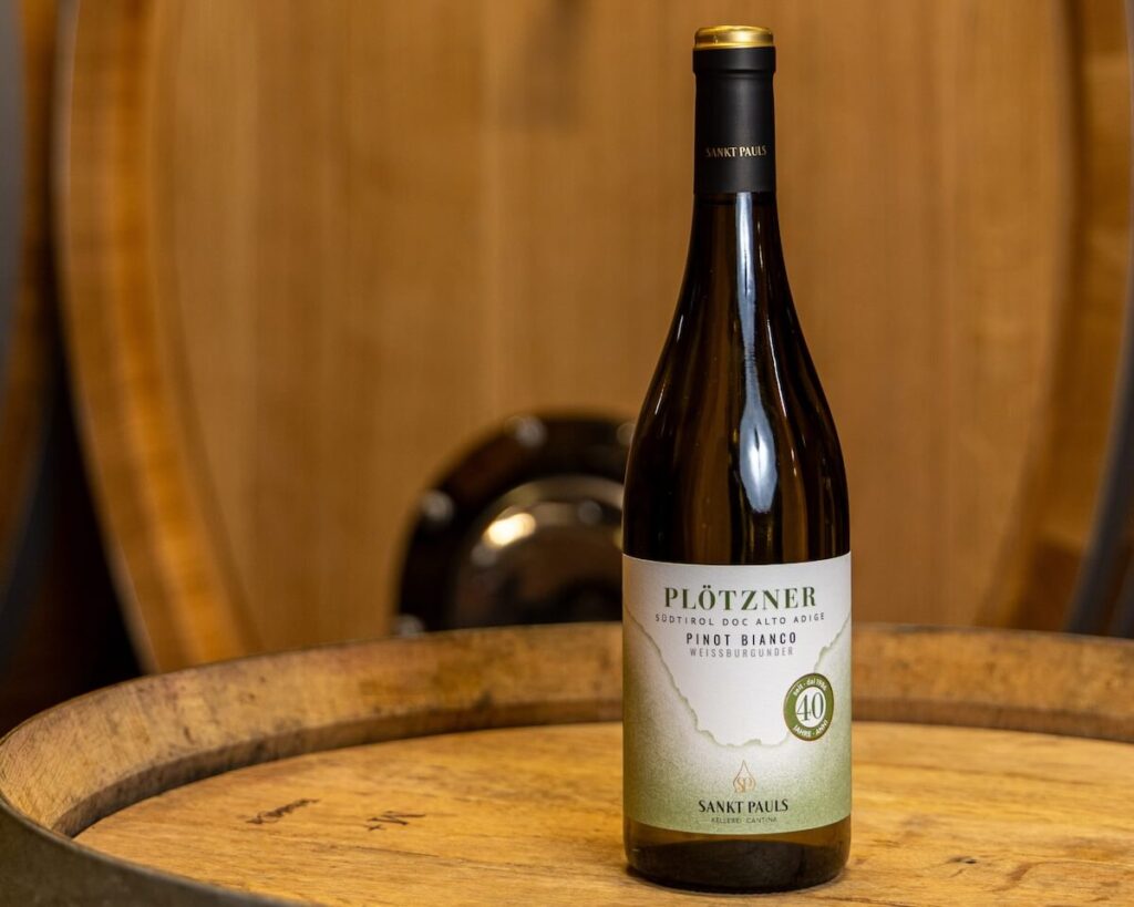 La Cantina Sankt Pauls célèbre la 40ème récolte du Plötzner Pinot Bianco 2025, symbole du vin alpin du Haut-Adige.
