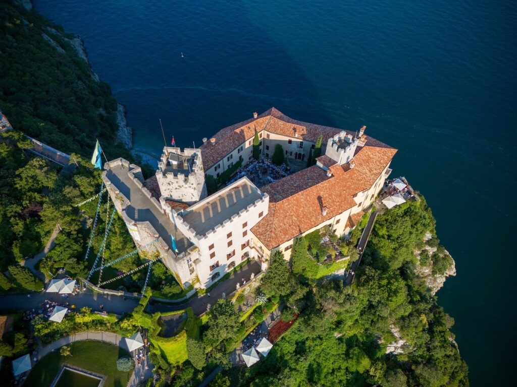 Il festival Mare e Vitovska in Morje torna il 26 e 27 giugno al Castello di Duino per celebrare la Vitovska, simbolo del Carso.