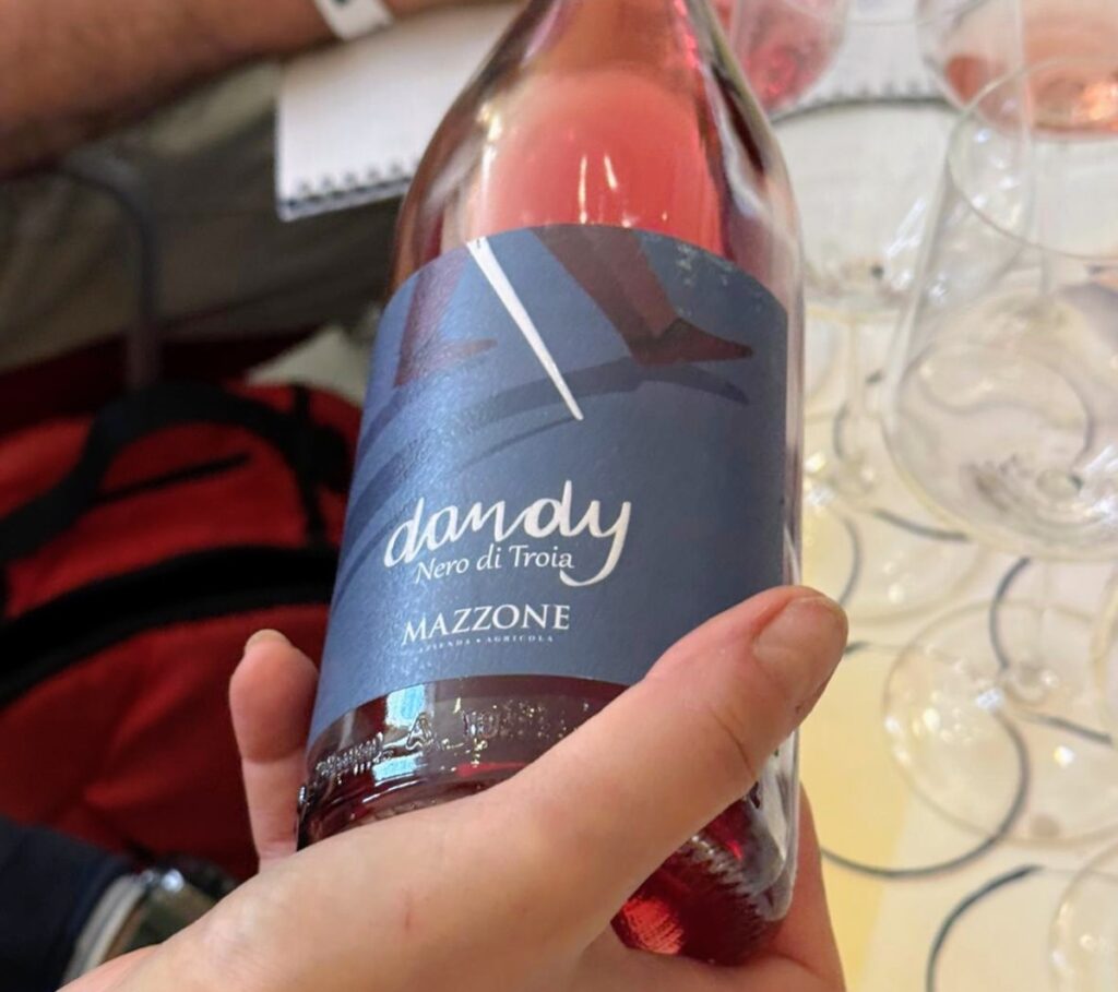 Le Dandy Nero di Troia Igp 2025 de Mazzone remporte le prix des 100 meilleurs rosés italiens 2026, valorisant les Pouilles et le cépage autochtone.