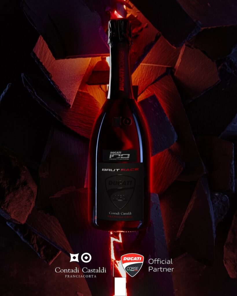 Contadi Castaldi célèbre les 100 ans de Ducati avec la Franciacorta Brut Race, symbole du partenariat entre le vin et le sport automobile italien.