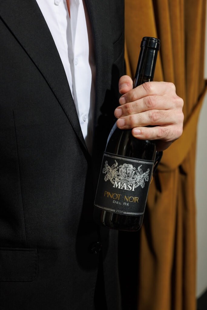 Pinot Noir selon Masi : Monsieur Amarone Sandro Boscaini signe le Pinot Noir Del Re 2024 Pavia Igt de Tenuta Casa Re à Montecalvo Versiggia.