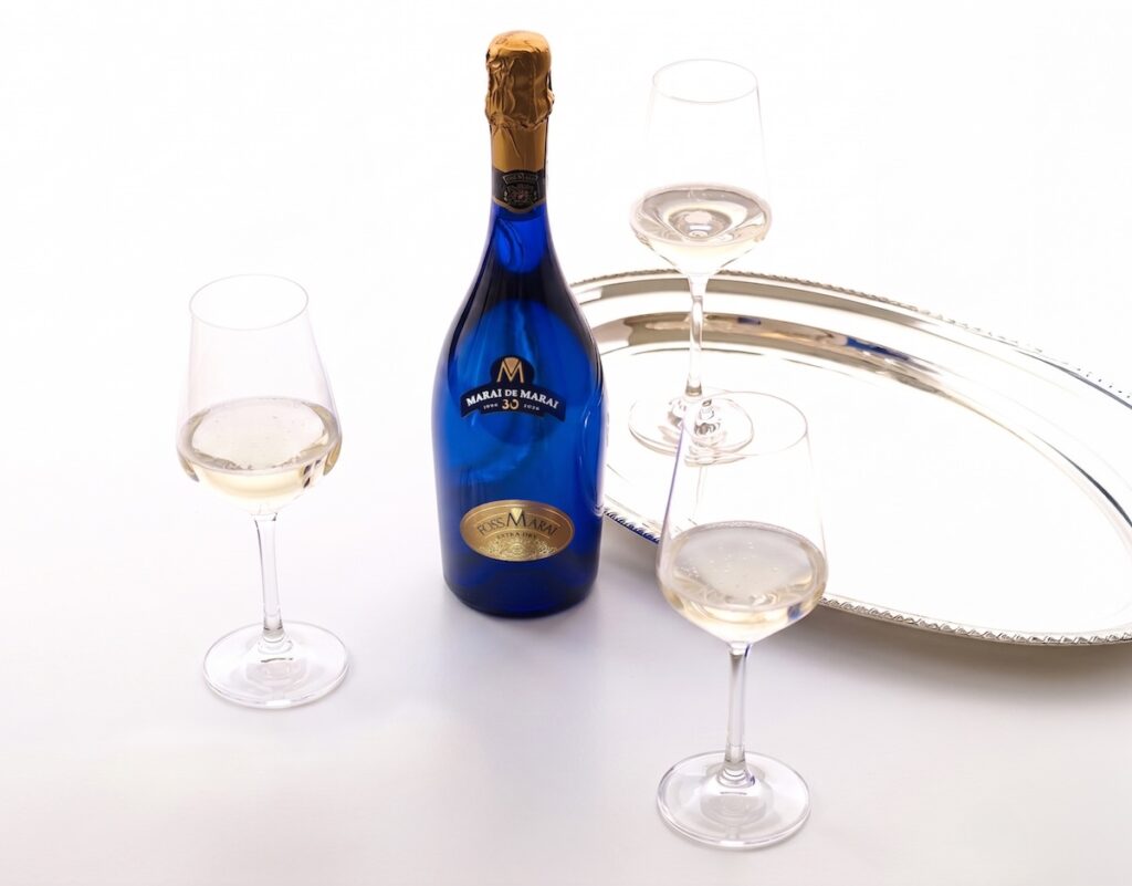 Foss Marai célèbre les 30 ans du Marai de Marai avec l'édition limitée Blu Marine : la première bouteille colorée de Valdobbiadene.