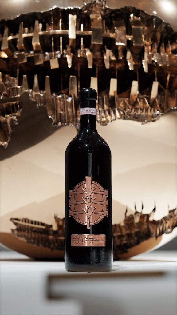 Tenute Lunelli présente Carapace Centenario : 100 jéroboams de Montefalco Sagrantino 2016 pour le centenaire d'Arnaldo Pomodoro.