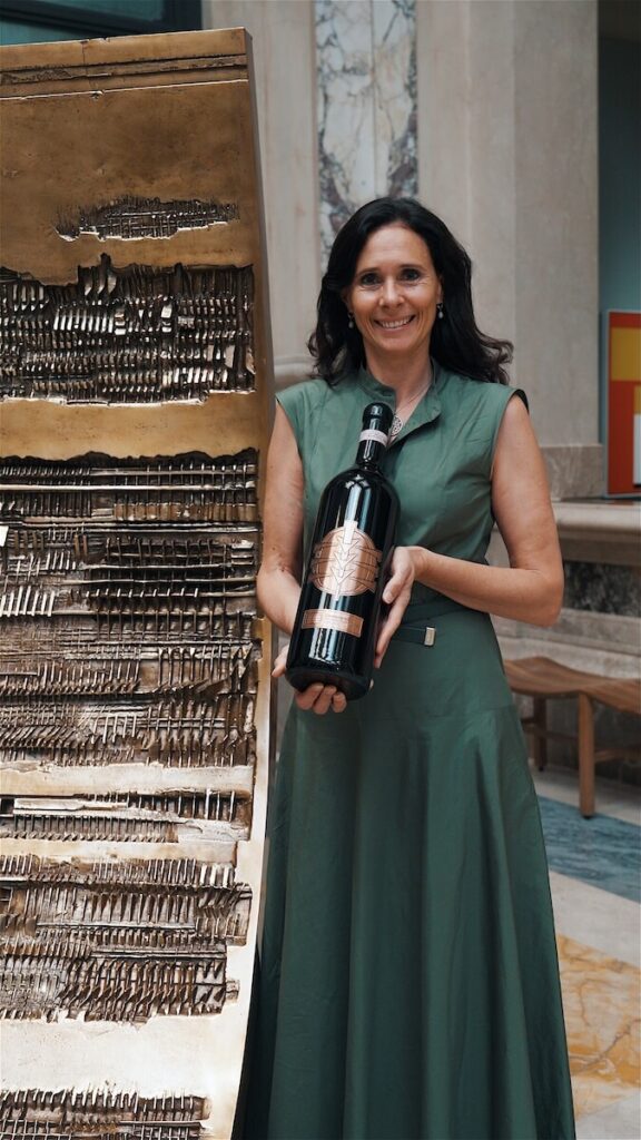 Tenute Lunelli présente Carapace Centenario : 100 jéroboams de Montefalco Sagrantino 2016 pour le centenaire d'Arnaldo Pomodoro.