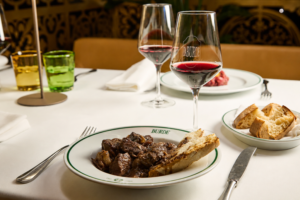 À partir du 1er juillet, l'historique Trattoria Da Burde arrive au Starhotels Michelangelo Florence grâce à un projet avec Fedegroup.