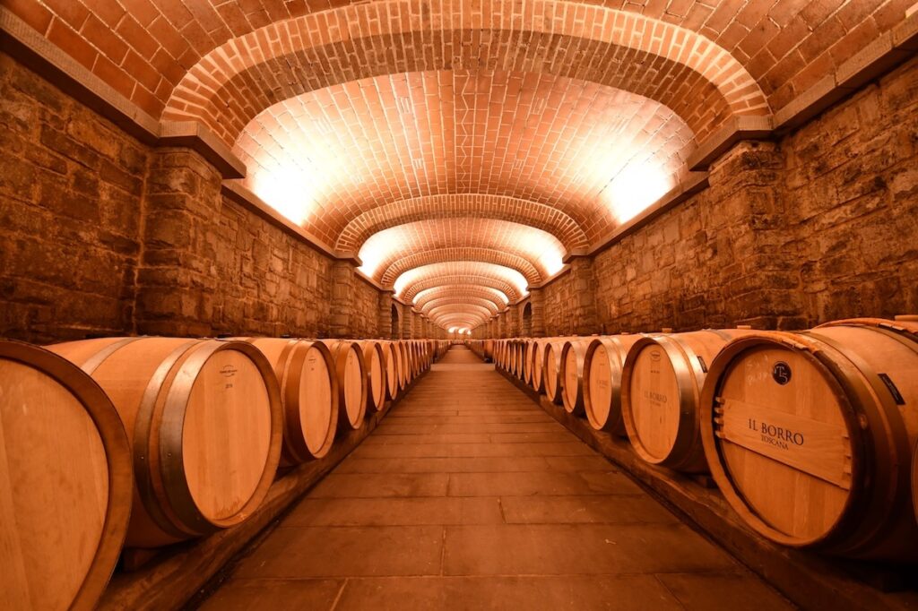 Il Borro lance Chiaro di Bolle 2023 : Méthode Classique Blanc de Noirs de Sangiovese, 18 mois sur levures et identité toscane contemporaine.